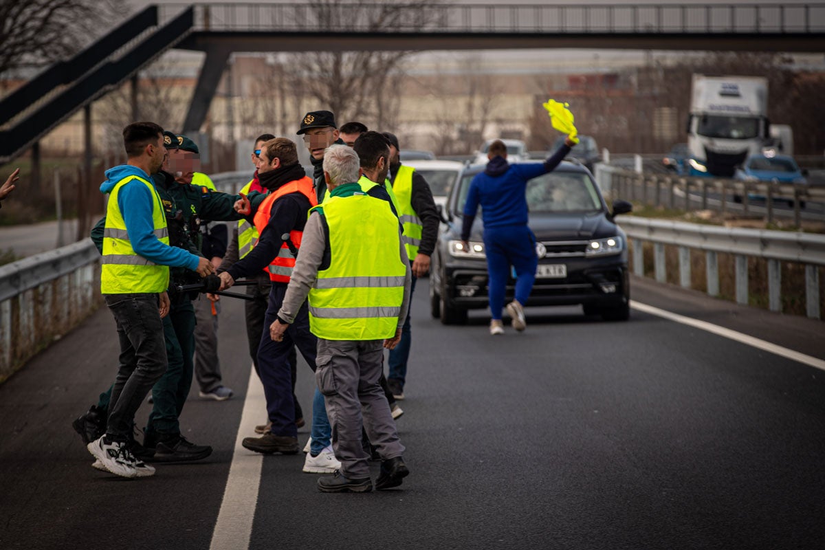 Las imágenes del enfrentamiento entre agricultores y Guardia Civil en Granada