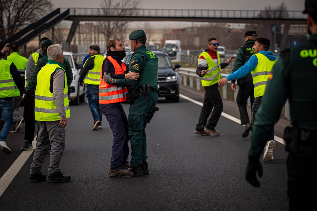 Las imágenes del enfrentamiento entre agricultores y Guardia Civil en Granada