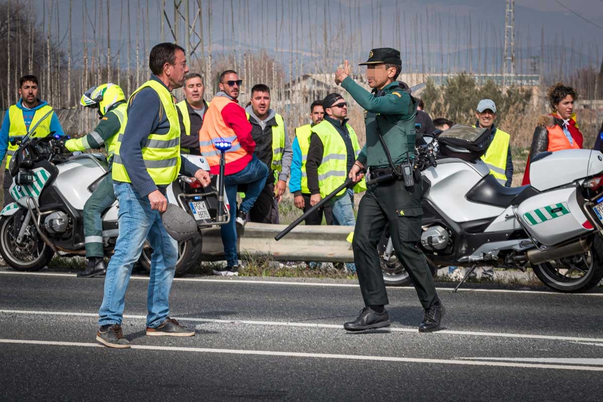 Las imágenes del enfrentamiento entre agricultores y Guardia Civil en Granada