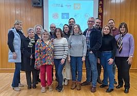 Foto de familia de las asociaciones beneficiadas y el alcalde de Bailén.