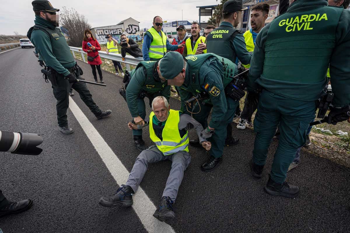 Las imágenes del enfrentamiento entre agricultores y Guardia Civil en Granada