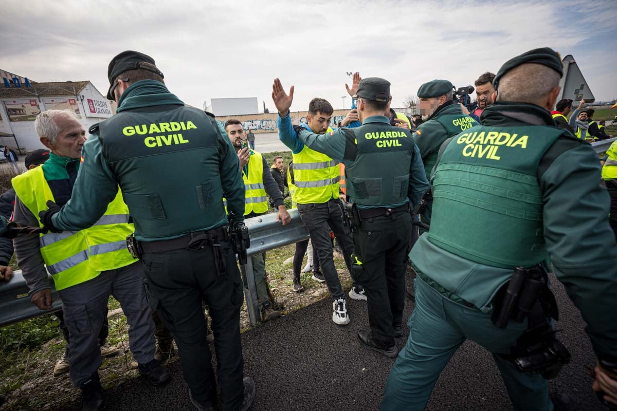 Las imágenes del enfrentamiento entre agricultores y Guardia Civil en Granada