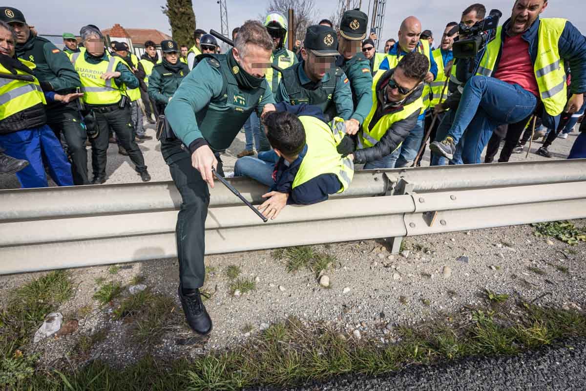 Las imágenes del enfrentamiento entre agricultores y Guardia Civil en Granada