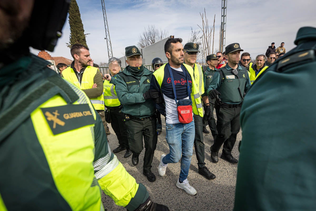 Las imágenes del enfrentamiento entre agricultores y Guardia Civil en Granada