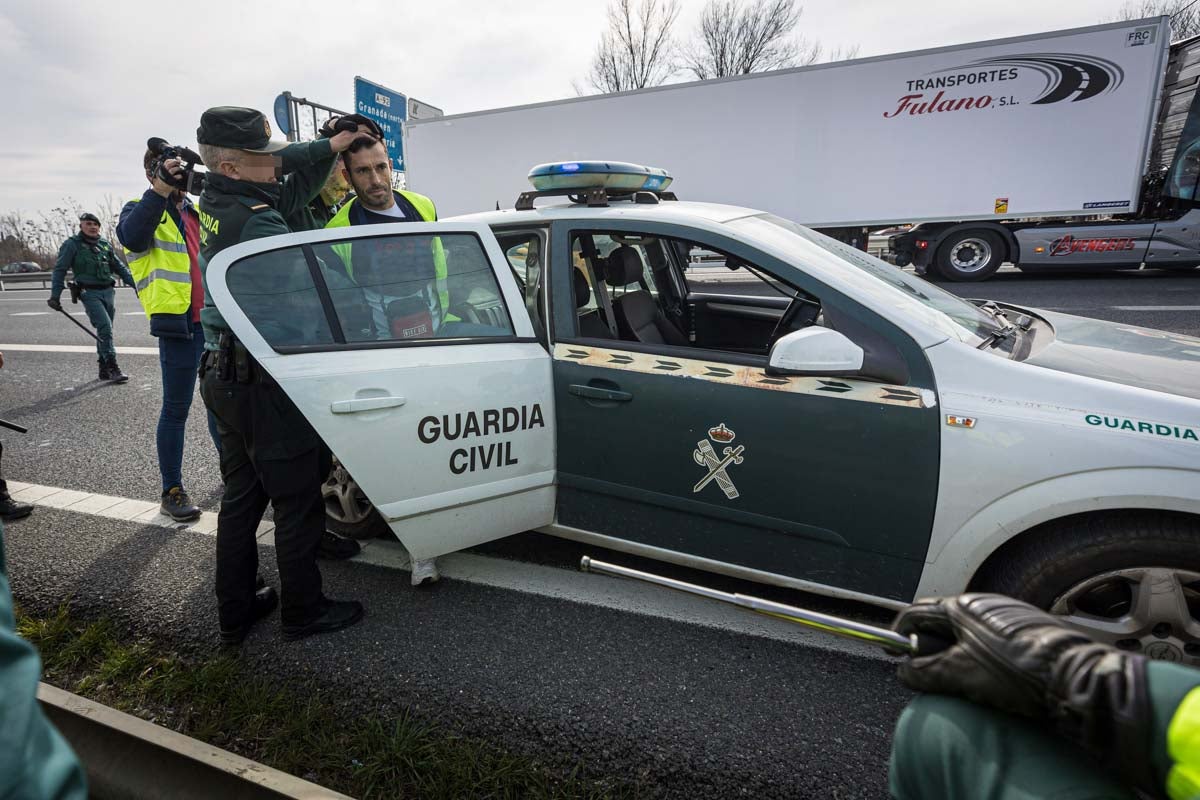 Las imágenes del enfrentamiento entre agricultores y Guardia Civil en Granada