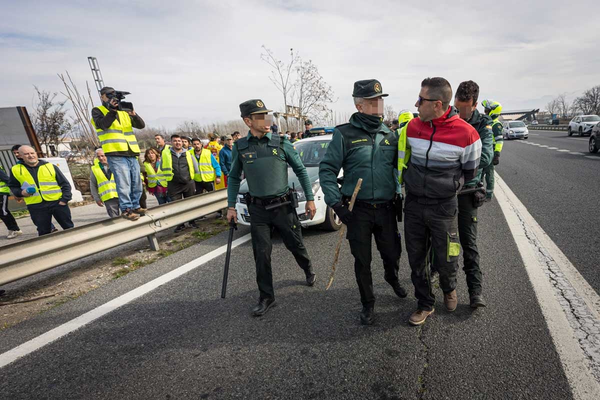 Las imágenes del enfrentamiento entre agricultores y Guardia Civil en Granada