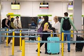 Pasajeros en el Aeropuerto de Granada.