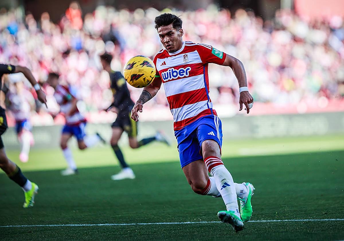 Matías Arezo controla un balón contra Las Palmas.