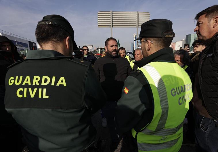 Negociación entre los agentes de la Guardia Civil y los agricultores para poder marcharse en Santa Fe