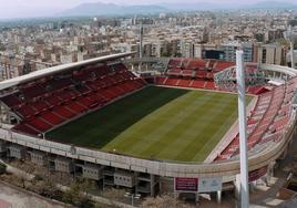 Estadio Nuevo los Cármenes, donde jugará este domingo el Linares Deportivo.