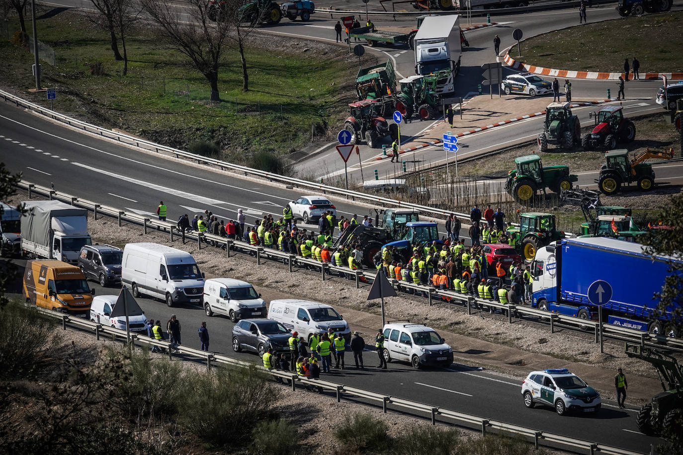 Imagen principal - Protesta de ayer en la Venta de las Navas. 