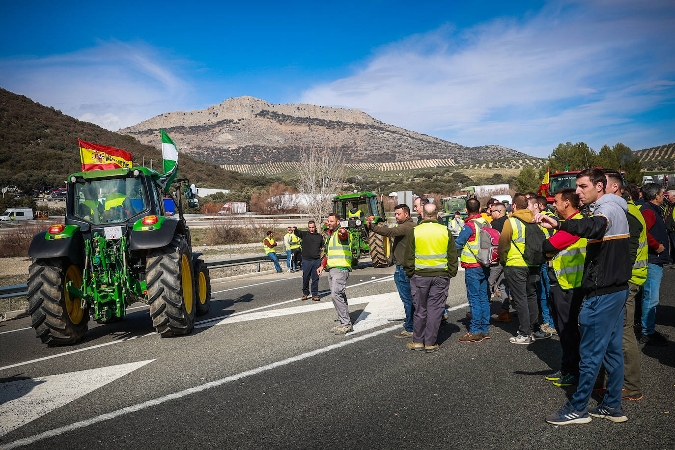 Imagen secundaria 1 - Protesta de ayer en la Venta de las Navas. 