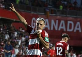 Bryan celebra un gol con el Granada.