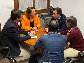 Reunión entre el alcalde, Agustín González, y la consejera, Carmen Crespo, en Sevilla.