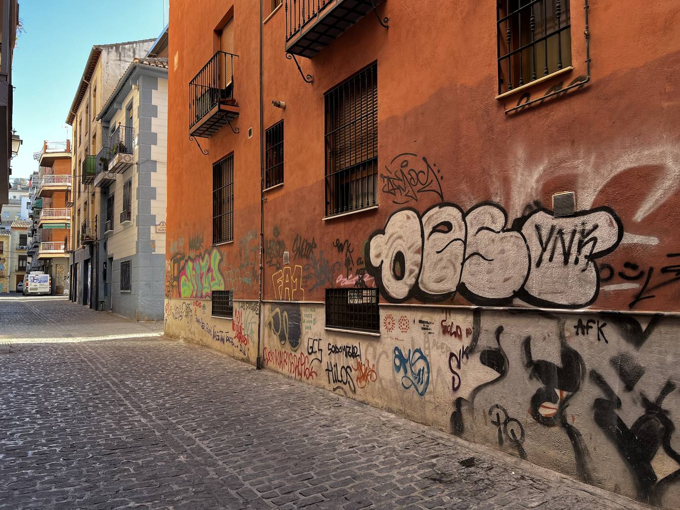 Las imágenes del centro de Granada lleno de grafitis