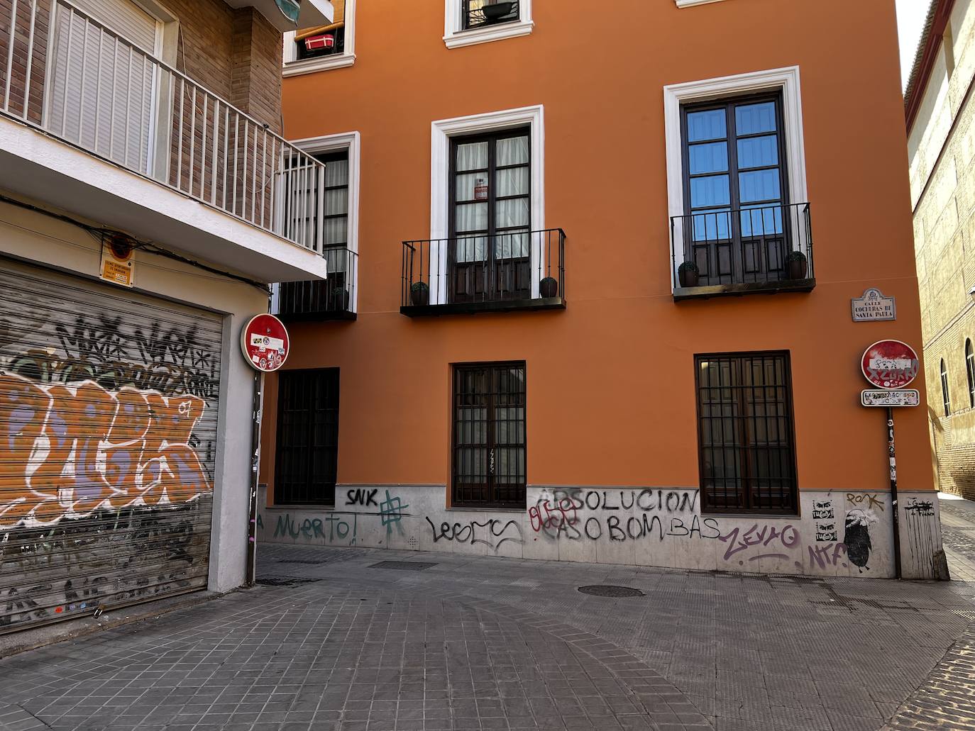 Las imágenes del centro de Granada lleno de grafitis