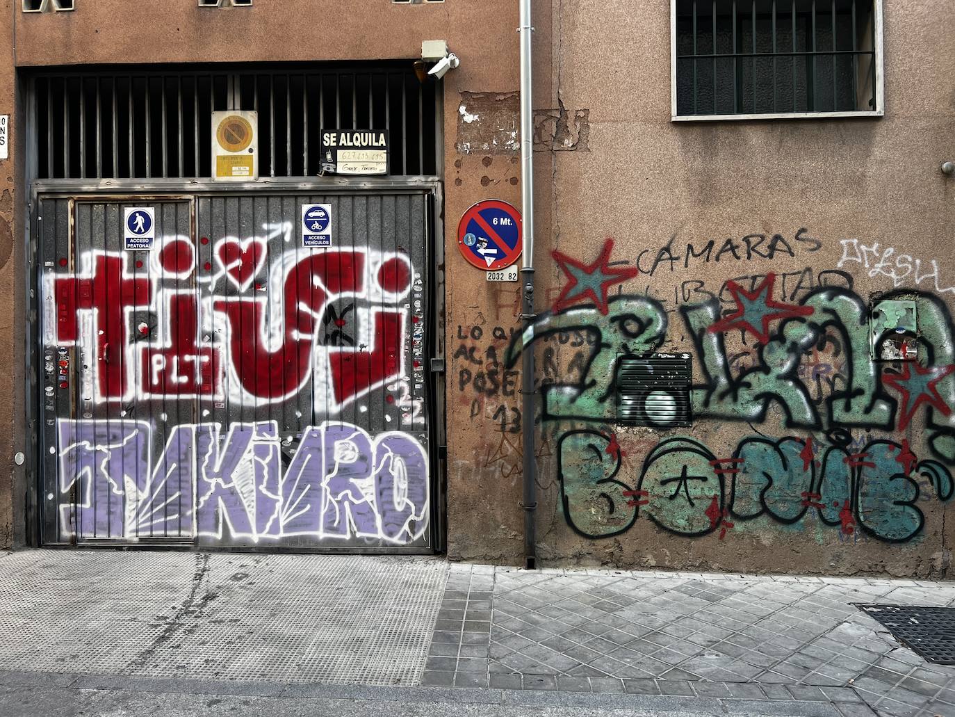 Las imágenes del centro de Granada lleno de grafitis