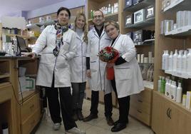 Carmen López, junto a sus compañeros de la farmacia en Órgiva