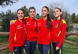 Julia Hernández, junto a la seleccionadora nacional, Obdulia Martínez Ramos.