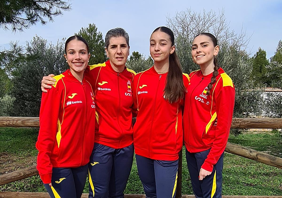 Julia Hernández, junto a la seleccionadora nacional, Obdulia Martínez Ramos.