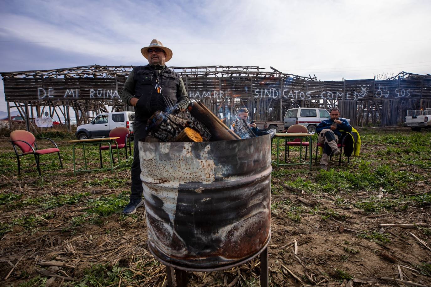 Agricultores concentrados en la entrada de Vegas del Genil este jueves.