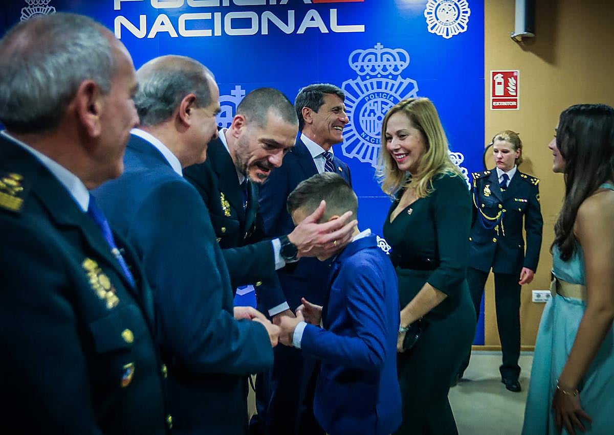 Imagen secundaria 1 - Acto celebrado en la Jefatura Superior de Policía Nacional.