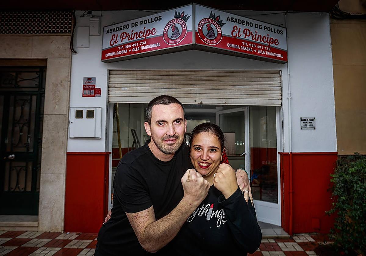 Bernabé y Laura posan delante de su asador de pollos, que reabre este viernes.