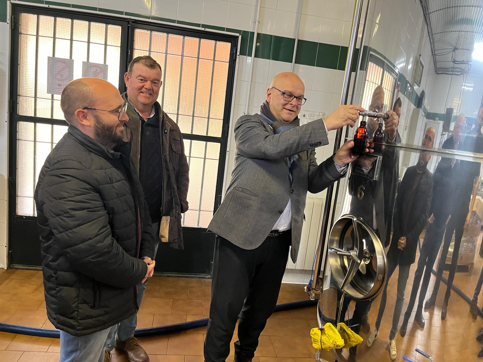 El subdelegado Manuel Fernández Palomino participa en la recogida de muestras en la cooperativa Oro de Cánava para ser enviadas al Ministerio.