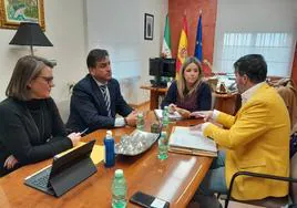 Responsables de la Junta de Andalucía y del Ayuntamiento de Huesa.