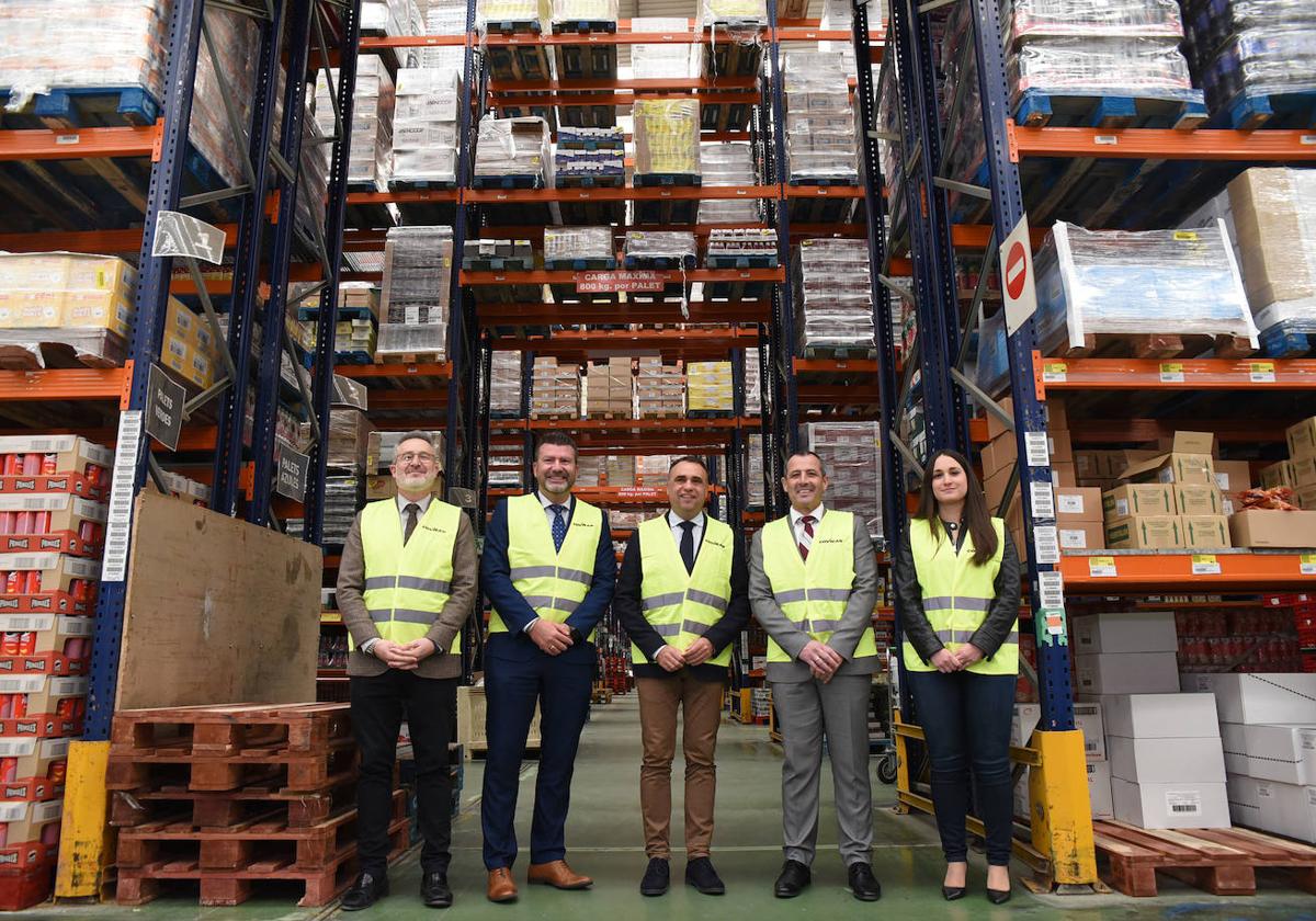 Antonio Díaz, Esteban Gutiérrez, Francis Rodríguez, José Antonio Benito y María Vera en las instalaciones de Covirán.