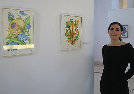 La artista, ante algunas de sus obras.