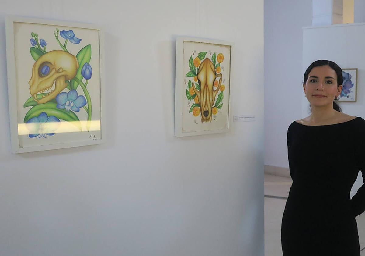 La artista, ante algunas de sus obras.