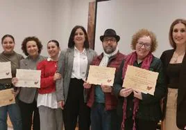 Ganadores con su diploma posan con Lorena Linares, Maite Risueño y Gloria Aliaga.