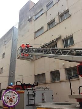 Los Bomberos de Loja retiran un toldo dañado por el viento.