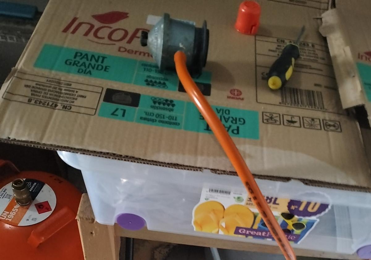 Una de las bombonas de gas manipuladas.