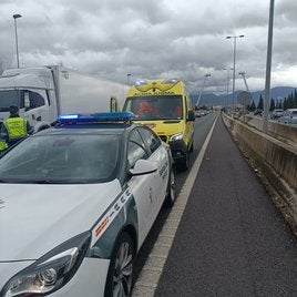 Sanitarios y Guardia Civil desplazados para atender el accidente en la GR-30