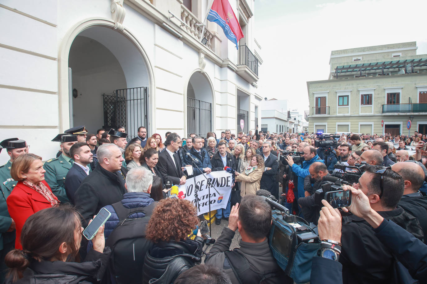 Centenares de personas se concentran en el municipio gaditano de Barbate en señal de duelo por la muerte de dos agentes de la Guardia Civil.