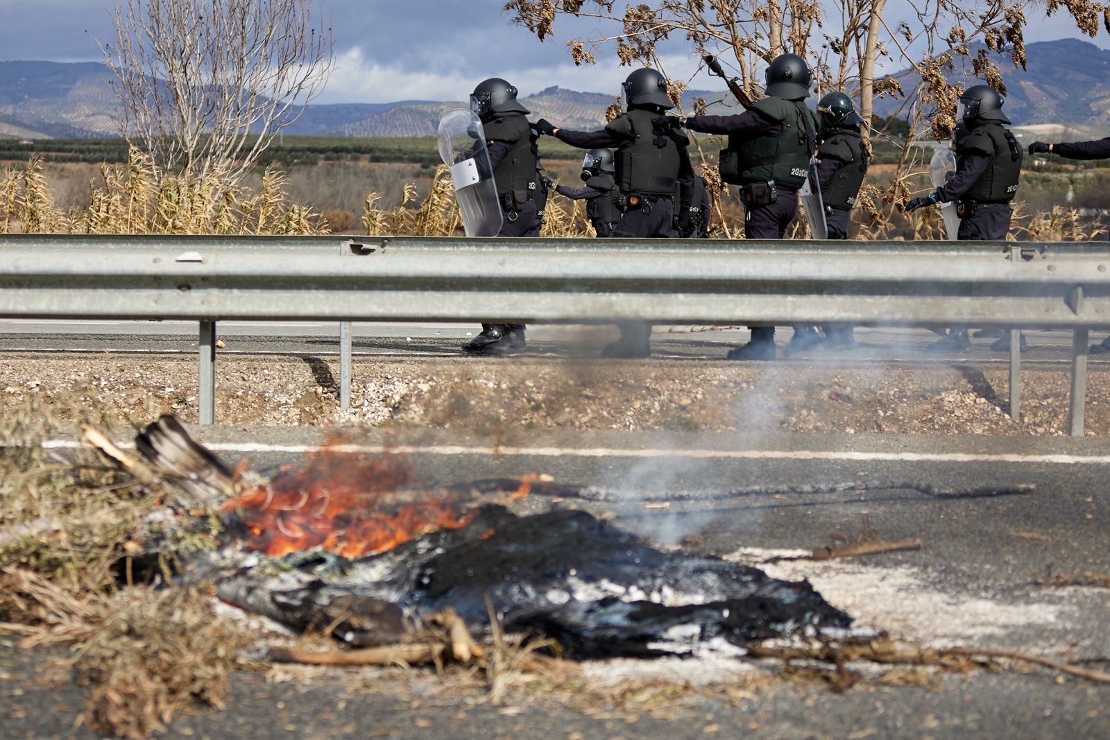 Las protestas de los agricultores de la A-92 en Huétor Tájar, en imágenes