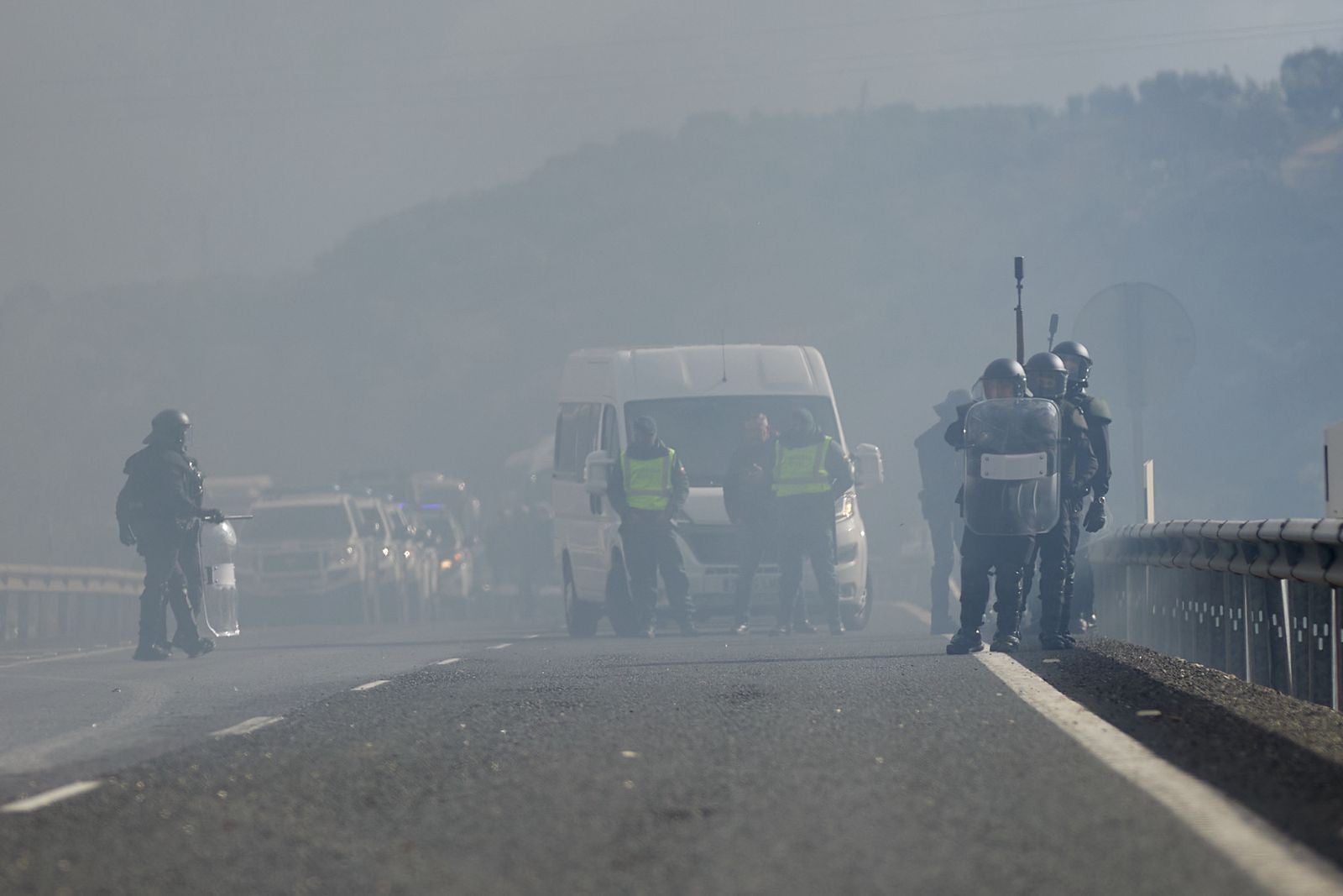 Las protestas de los agricultores de la A-92 en Huétor Tájar, en imágenes