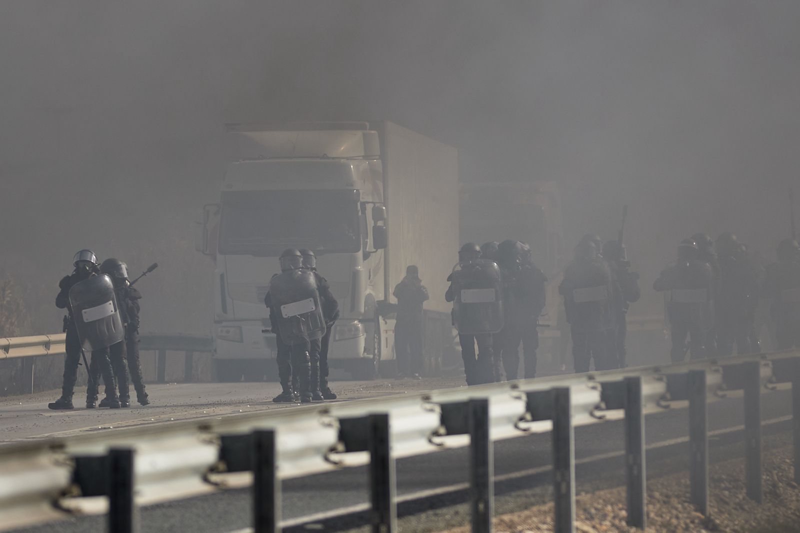 Las protestas de los agricultores de la A-92 en Huétor Tájar, en imágenes