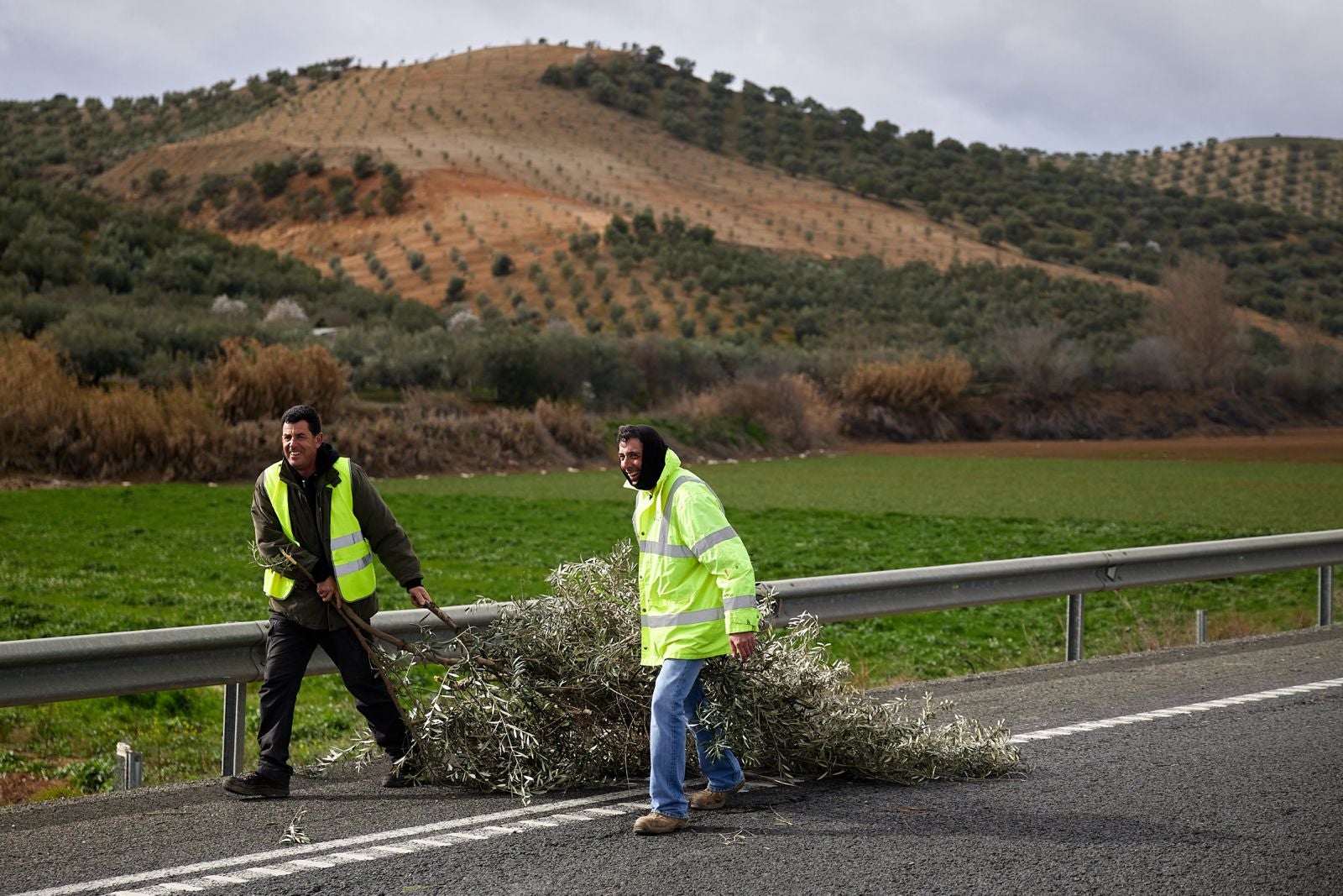 Las protestas de los agricultores de la A-92 en Huétor Tájar, en imágenes