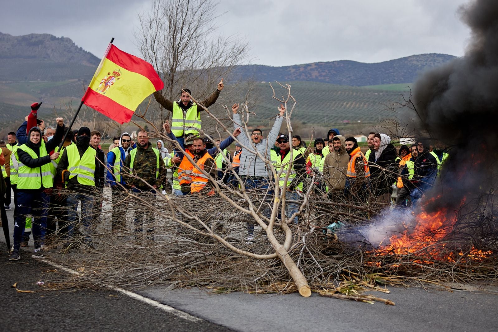 Las protestas de los agricultores de la A-92 en Huétor Tájar, en imágenes