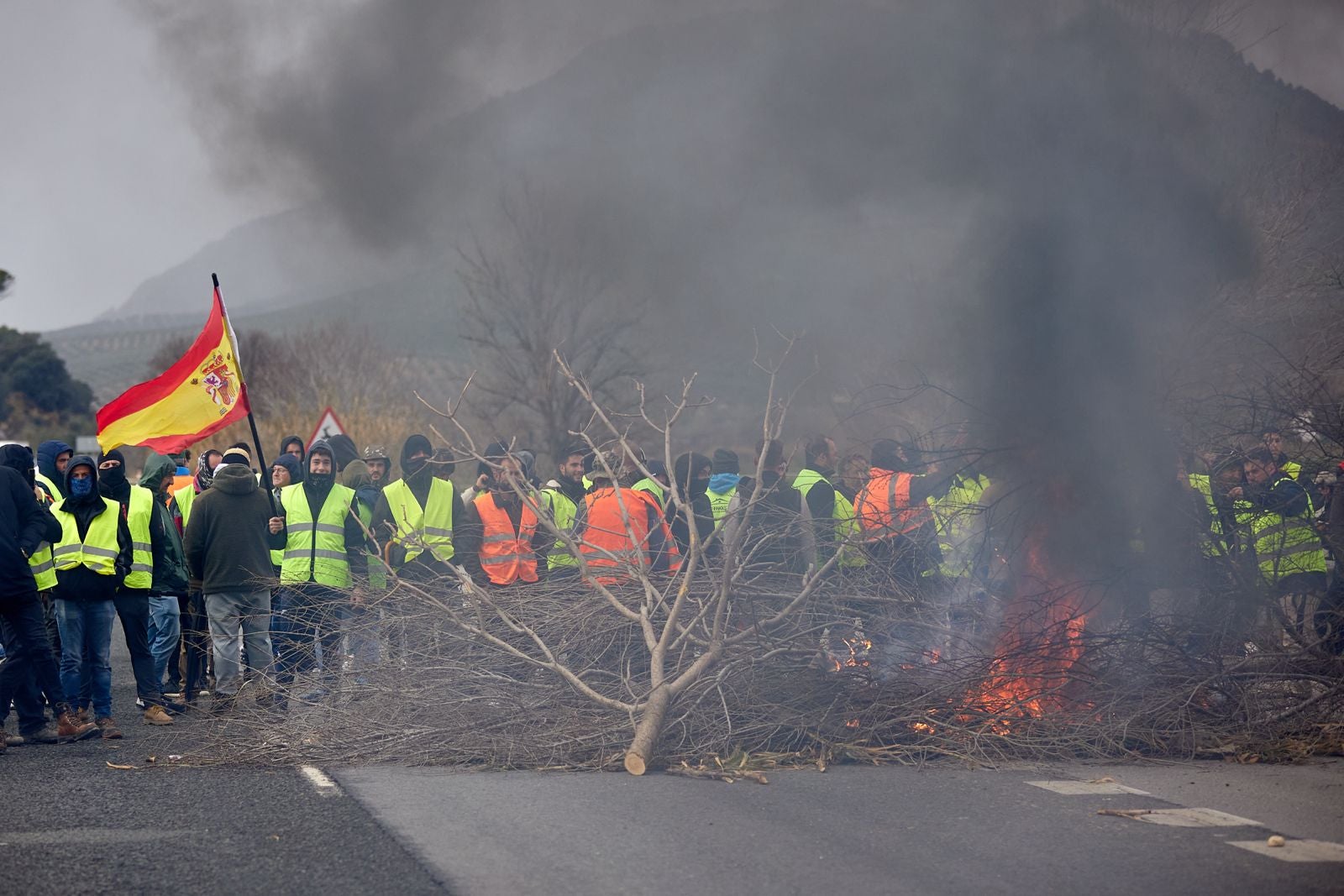 Las protestas de los agricultores de la A-92 en Huétor Tájar, en imágenes