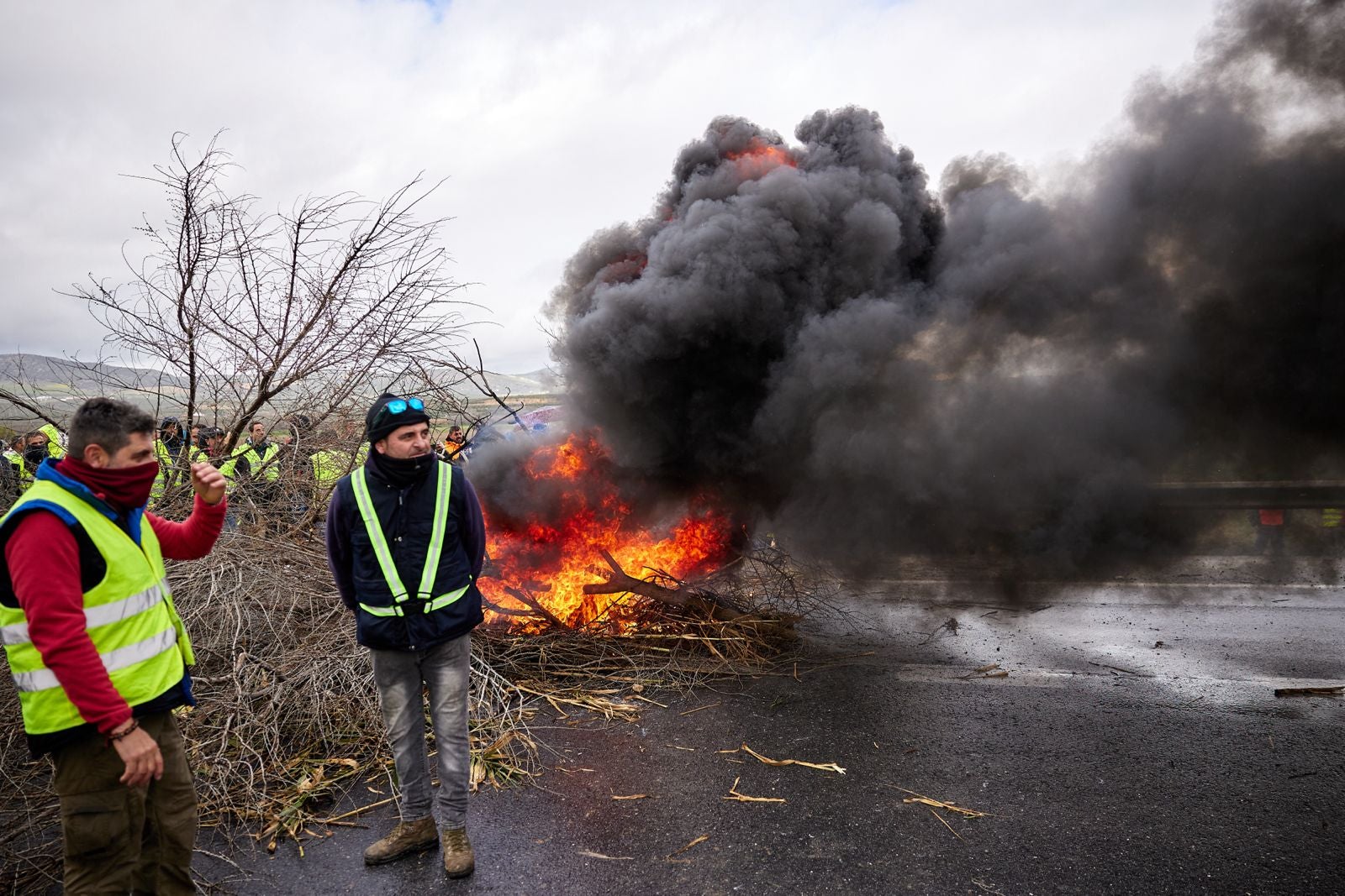 Las protestas de los agricultores de la A-92 en Huétor Tájar, en imágenes