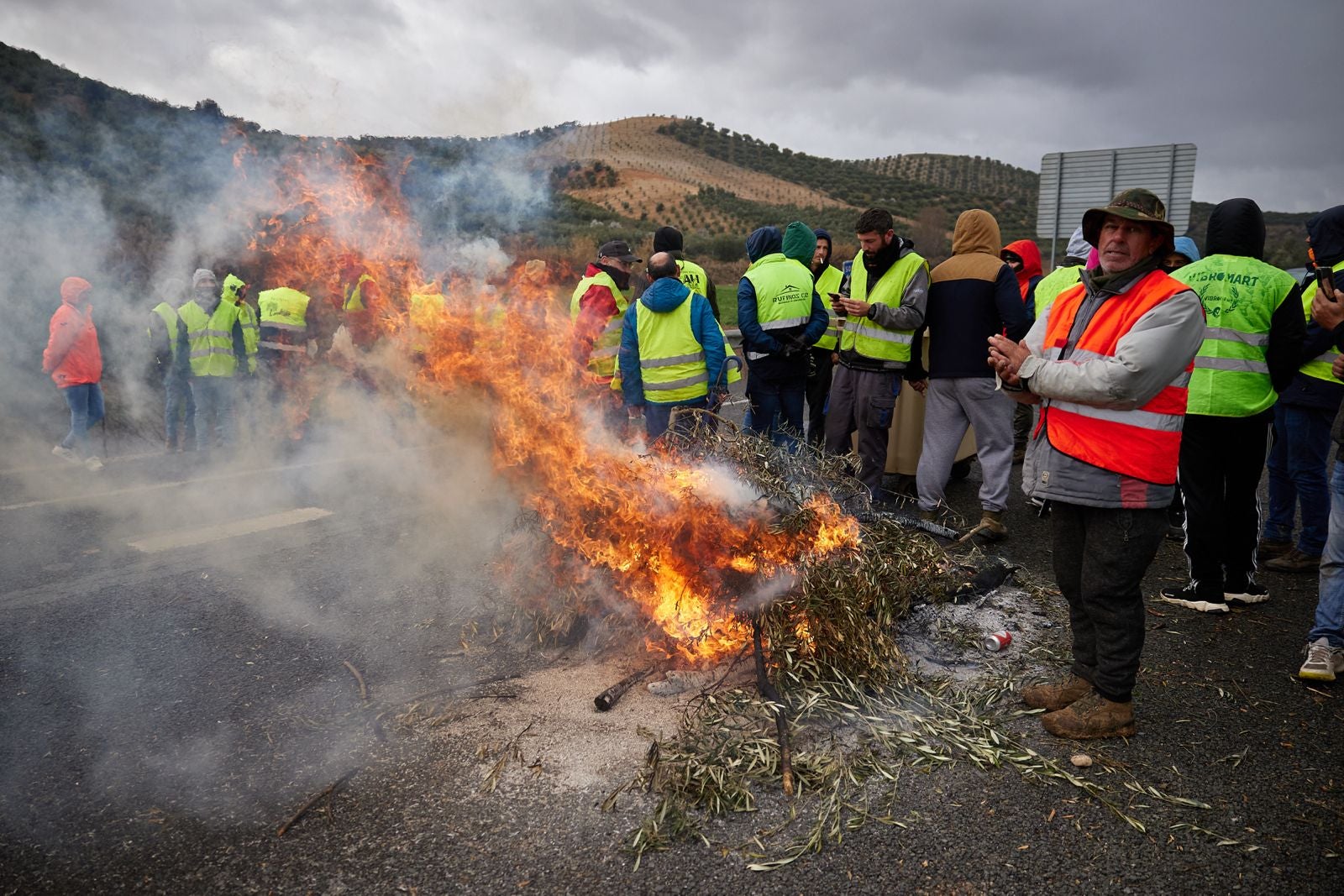 Las protestas de los agricultores de la A-92 en Huétor Tájar, en imágenes