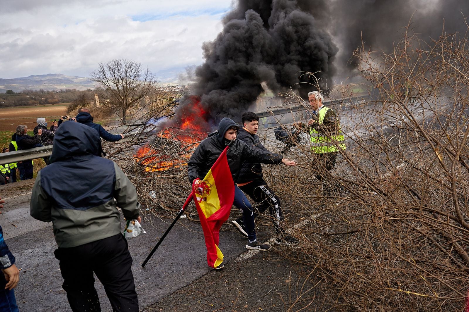 Las protestas de los agricultores de la A-92 en Huétor Tájar, en imágenes