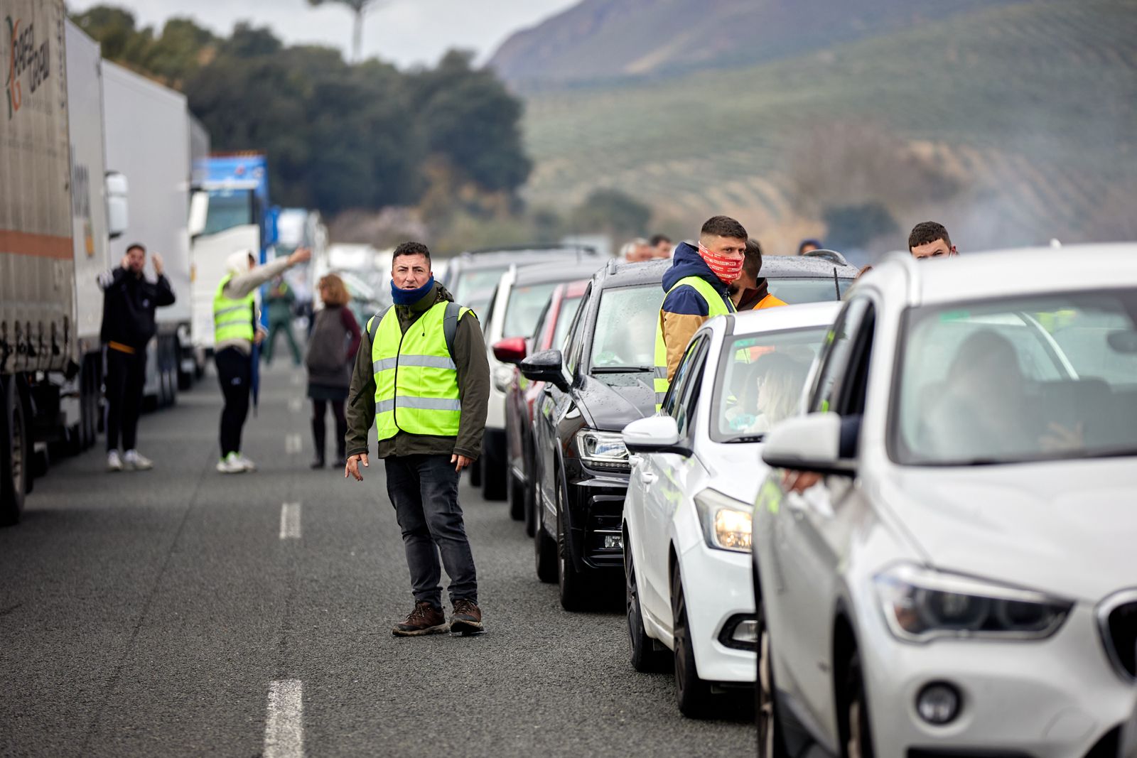 Las protestas de los agricultores de la A-92 en Huétor Tájar, en imágenes