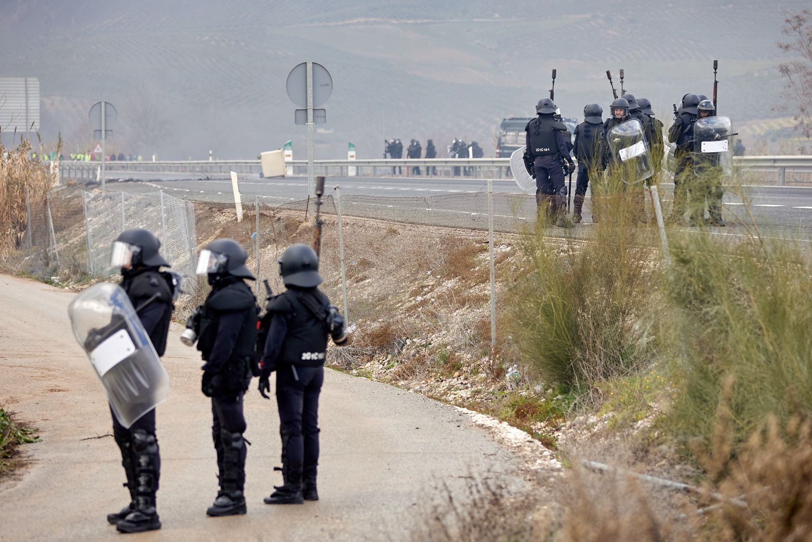 Las protestas de los agricultores de la A-92 en Huétor Tájar, en imágenes