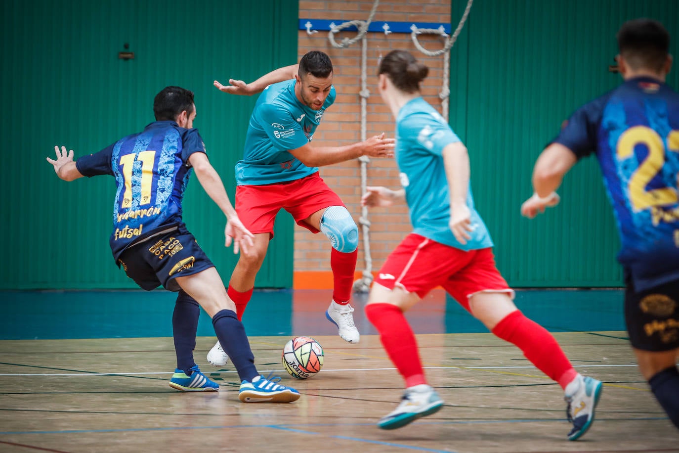 Un jugador del Sima Granada trata de controlar el balón.
