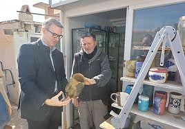 Amós García con el artesano José Flores.